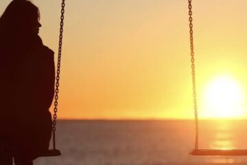 Article 27 mai 2022 coucher de soleil femme sur balançoir